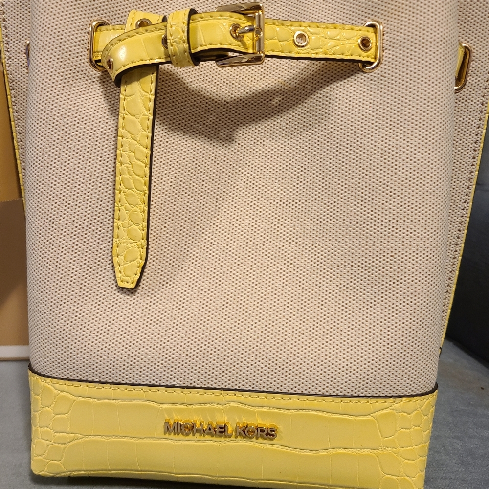 MICHAEL KORS EMILIA SMALL BUCKET MESSENGER BAG Buttercup, 35T1GU5M5C Tag & Box